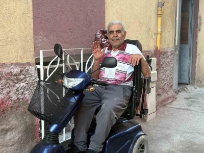 Oğlunun ak&uuml;l&uuml; tekerlekli sandalyesini yaktığı babaya ak&uuml;l&uuml; ara&ccedil; hediye edildi

