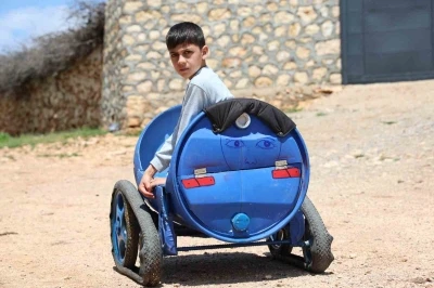 Oğlunun dışarı &ccedil;ıkamamasına &uuml;z&uuml;len baba, &ccedil;&ouml;z&uuml;m&uuml; atık malzemelerle yaptığı paletli arabada buldu
