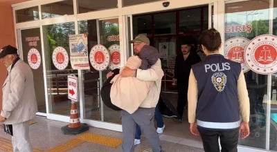 Oğlunun &ouml;l&uuml;m davasında erteleme kararı &ccedil;ıkan anne hastanelik oldu
