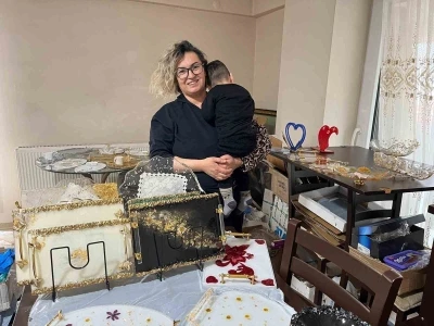 Oğlunun tedavi masrafları i&ccedil;in evini at&ouml;lyeye &ccedil;evirdi
