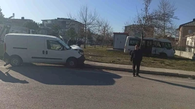 &Ouml;ğrenci servisi ile hafif ticari ara&ccedil; &ccedil;arpıştı: 2 yaralı
