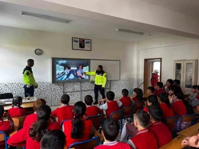 Öğrenci ve öğretmenlere güvenli trafik anlatıldı
