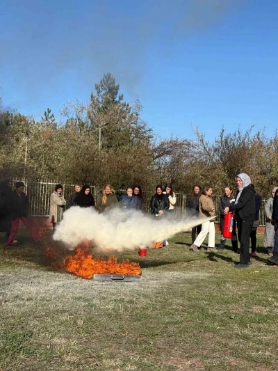 Öğrenci yurdu personeline uygulamalı yangın eğitimi
