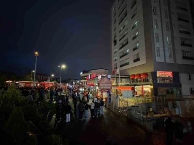 &Ouml;ğrenci yurdunda yangın paniği: &Ouml;ğrenciler sokağa d&ouml;k&uuml;ld&uuml;
