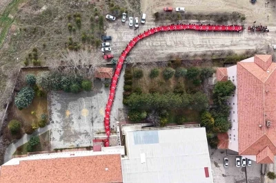 &Ouml;ğrenciler, 150 metrelik dev T&uuml;rk bayrağıyla okula giriş yaptı
