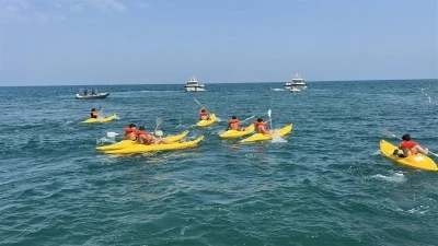 Öğrenciler atık malzemelerden yaptıkları teknelerle yarıştılar
