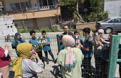 &Ouml;ğrenciler &ccedil;i&ccedil;eklerle iyilik mesajı verdi
