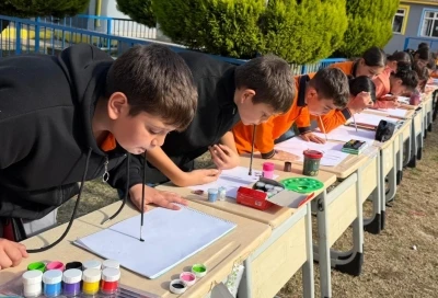 Öğrenciler empati yaparak ellerini kullanmadan resim yaptı
