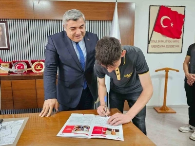 &Ouml;ğrenciler hazırladığı derginin ilk sayısını S&uuml;nnetci&rsquo;ye hediye etti
