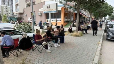 &Ouml;ğrenciler i&ccedil;eride veliler dışarıda ter d&ouml;kt&uuml;
