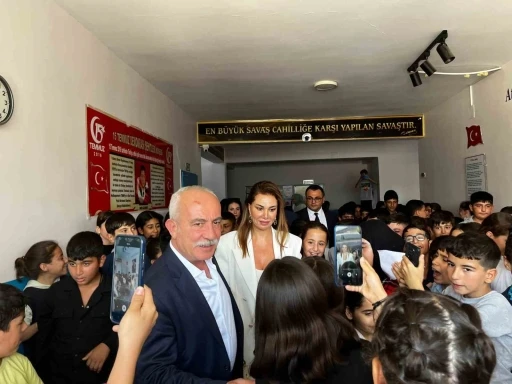 &Ouml;ğrenciler istedi Ebru Yaşar s&ouml;z verdi
