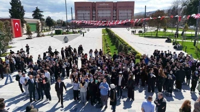 &Ouml;ğrenciler, İstiklal Meydanı&rsquo;nda kitap okudu
