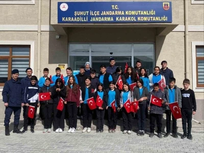 &Ouml;ğrenciler jandarma karakolunu ziyaret ederek fidan dikti
