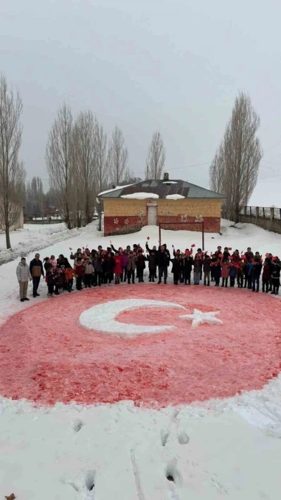 &Ouml;ğrenciler kardan T&uuml;rk bayrağı yaptı
