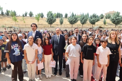 &Ouml;ğrenciler karnelerini alarak tatile girdi