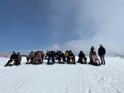 &Ouml;ğrenciler kayak merkezinde doyasıya eğlendi
