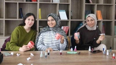 &Ouml;ğrenciler kupa boyama etkinliğinde bir araya geldi
