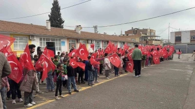 &Ouml;ğrenciler okula bayrak ve &ccedil;i&ccedil;eklerle gitti
