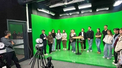 &Ouml;ğrenciler program yapımını st&uuml;dyoda deneyimliyor
