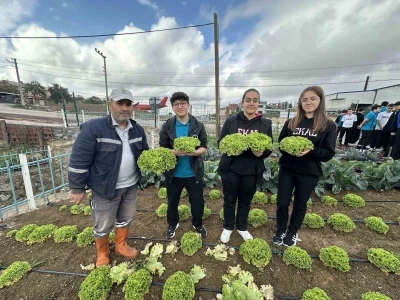 Öğrenciler, &quot;Bahçem Çayırova&quot;da ilk hasadı yaptı
