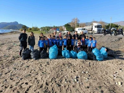 &Ouml;ğrenciler sahilde temizlik yaptı

