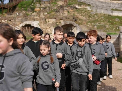 Öğrenciler tarihi dokuyu hayranlıkla inceledi
