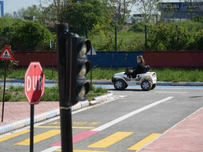 &Ouml;ğrenciler trafiği sahasında &ouml;ğrendi
