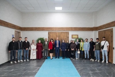 &Ouml;ğrenciler vakıf eserleri deneyimlerini rekt&ouml;rle paylaştı
