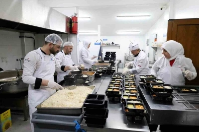 &Ouml;ğrenciler ve ihtiya&ccedil; sahipleri i&ccedil;in dev kazanlar kaynıyor

