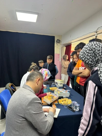 &Ouml;ğrenciler yazarlarla buluştu
