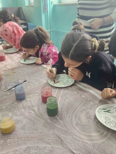 &Ouml;ğrencilerden &ccedil;ini boyama etkinliği
