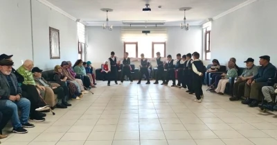 &Ouml;ğrencilerden huzurevi sakinlerine renkli program
