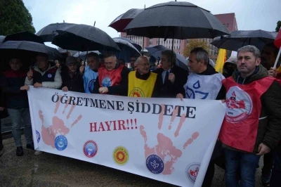 &Ouml;ğrencilerden &ouml;ğretmene şiddete sendikalardan tepki
