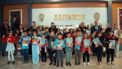 &Ouml;ğrencilerden polislere anlamlı Polis Haftası s&uuml;rprizi
