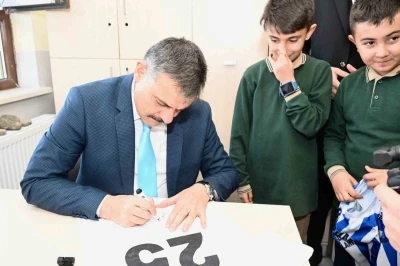 Öğrencilerden Vali Çiftçi’ye forma imzalatma sürprizi
