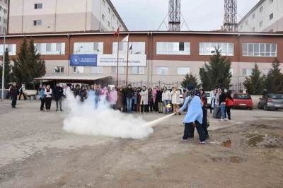 &Ouml;ğrencilere &rsquo;Afet Farkındalık Eğitimi&rsquo; verilip tahliye tatbikatı d&uuml;zenlendi
