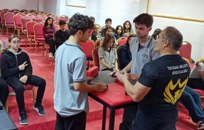 Öğrencilere bilek güreşinin incelikleri anlatıldı
