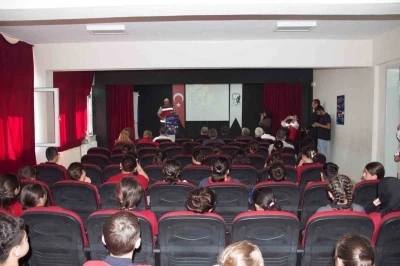 Öğrencilere ’kokarca’ semineri
