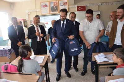 Öğrencilere okulun ilk gününde çanta sürprizi
