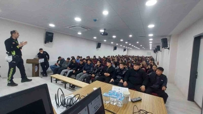 &Ouml;ğrencilere polislik tanıtıldı, g&uuml;venlik konuları anlatıldı
