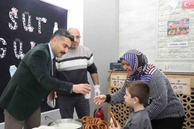 &Ouml;ğrencilere s&uuml;t ve simit ikramı
