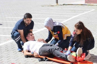 Öğrencilere uygulamalı ilk yardım eğitimi verildi

