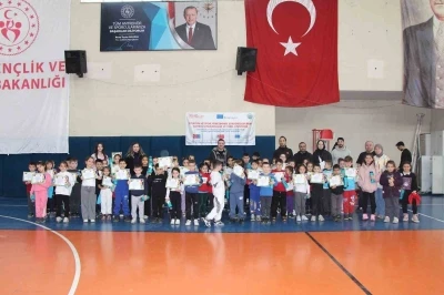 &Ouml;ğrencilere uygulamalı temel atletizm etkinliği
