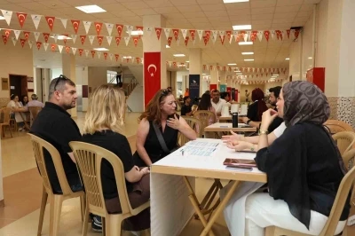 &Ouml;ğrencilere yol g&ouml;stermeye devam ediyor
