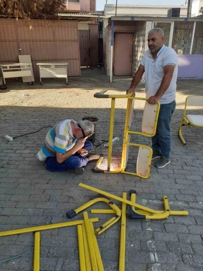 Öğrencileri için kaynak makinesinin başına geçti
