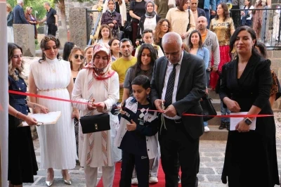 &Ouml;ğrencilerin atık malzemelerden yaptıkları &ccedil;alışmalar tarihi mekanda sergilendi
