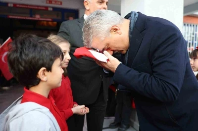 &Ouml;ğrencilerin bayrak sevgisi dikkat &ccedil;ekti
