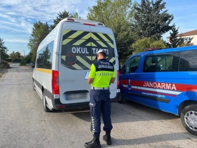 Öğrencilerin güvenli yolculuğu için jandarma gece gündüz yollarda
