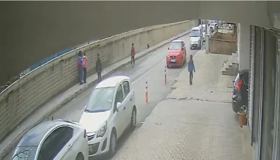 &Ouml;ğrencilerin kurtarmaya &ccedil;alıştığı yavru kuşu karga kaptı
