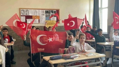 &Ouml;ğrencilerin okul heyecanı ay yıldızlı T&uuml;rk bayrağıyla ta&ccedil;landı
